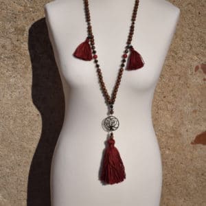 Collier de perles en bois marron, pompons rouge et pendentif en acier motif arbre