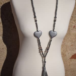 Collier de perles, pompon et coeur gris