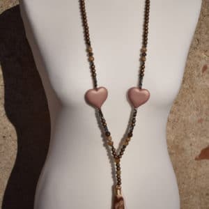 Collier de perles, pompon et coeur marron