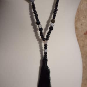 Collier de perles, pompon et coeur noir