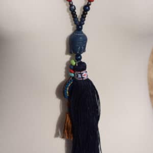 Collier de perles, pompon et tête de Bouddha bleu