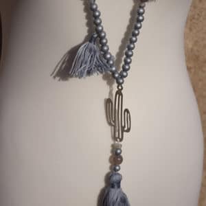 Collier de perles, pompons gris et pendentif en acier motif cactus