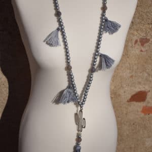 Collier de perles, pompons gris et pendentif en acier motif cactus