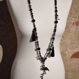 Collier de perles, pompons noirs et pendentif en acier motif flamant rose