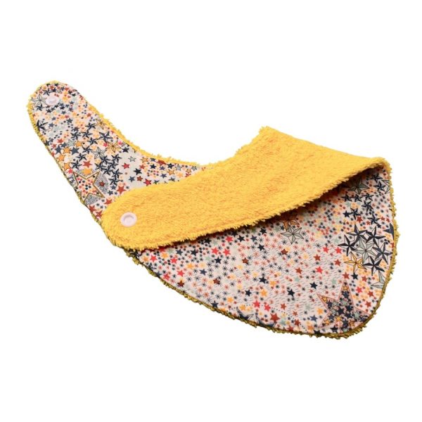 Craquez pour notre bavoir bandana en tissu Liberty, accessoire indispensable pour vos enfants, qui les accompagnera jusqu'à leurs premiers repas