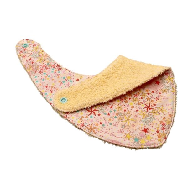 Craquez pour notre bavoir bandana en tissu Liberty, accessoire indispensable pour vos enfants, qui les accompagnera jusqu'à leurs premiers repas