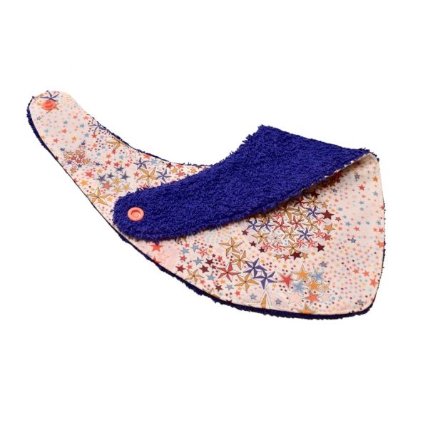 Craquez pour notre bavoir bandana en tissu Liberty, accessoire indispensable pour vos enfants, qui les accompagnera jusqu'à leurs premiers repas