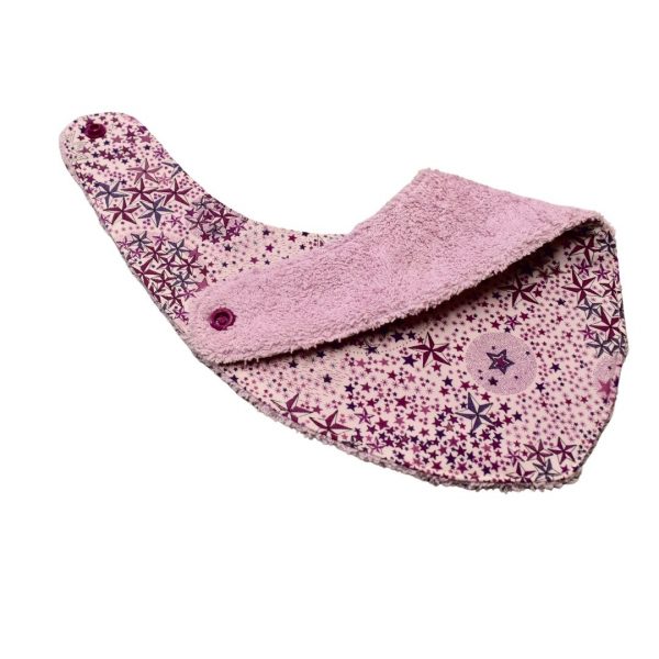 Craquez pour notre bavoir bandana en tissu Liberty, accessoire indispensable pour vos enfants, qui les accompagnera jusqu'à leurs premiers repas
