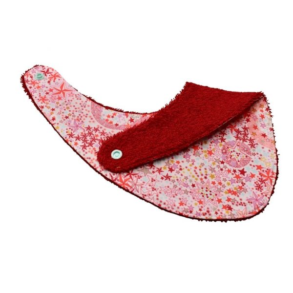 Craquez pour notre bavoir bandana en tissu Liberty, accessoire indispensable pour vos enfants, qui les accompagnera jusqu'à leurs premiers repas