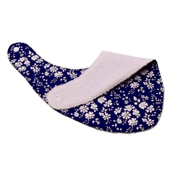 Craquez pour notre bavoir bandana en tissu Liberty, accessoire indispensable pour vos enfants, qui les accompagnera jusqu'à leurs premiers repas