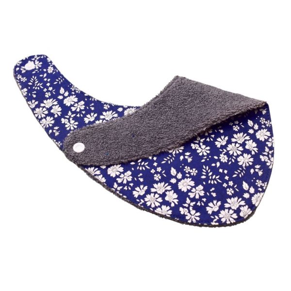 Craquez pour notre bavoir bandana en tissu Liberty, accessoire indispensable pour vos enfants, qui les accompagnera jusqu'à leurs premiers repas