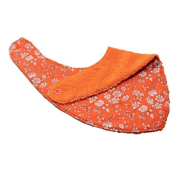 Craquez pour notre bavoir bandana en tissu Liberty, accessoire indispensable pour vos enfants, qui les accompagnera jusqu'à leurs premiers repas