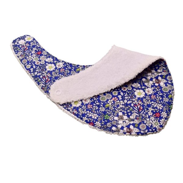 Craquez pour notre bavoir bandana en tissu Liberty, accessoire indispensable pour vos enfants, qui les accompagnera jusqu'à leurs premiers repas