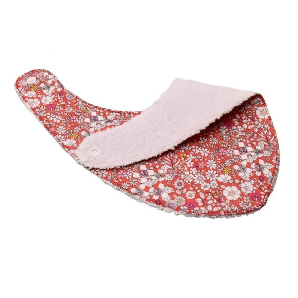 Craquez pour notre bavoir bandana en tissu Liberty, accessoire indispensable pour vos enfants, qui les accompagnera jusqu'à leurs premiers repas