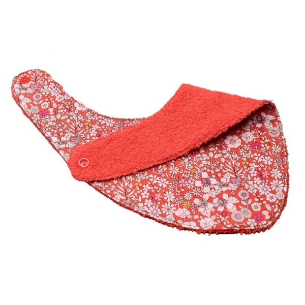 Craquez pour notre bavoir bandana en tissu Liberty, accessoire indispensable pour vos enfants, qui les accompagnera jusqu'à leurs premiers repas