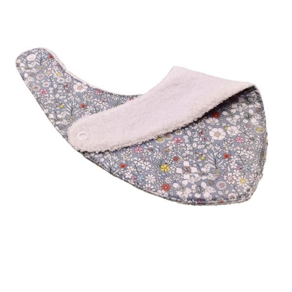 Craquez pour notre bavoir bandana en tissu Liberty, accessoire indispensable pour vos enfants, qui les accompagnera jusqu'à leurs premiers repas