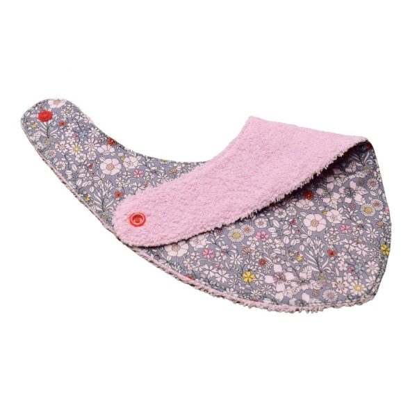 Craquez pour notre bavoir bandana en tissu Liberty, accessoire indispensable pour vos enfants, qui les accompagnera jusqu'à leurs premiers repas