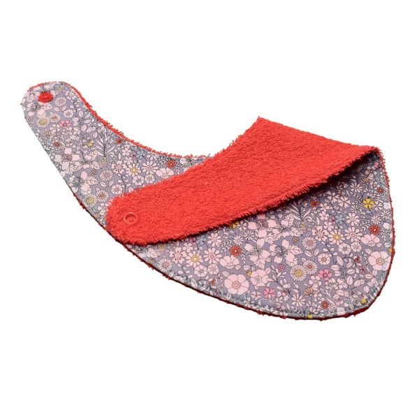 Craquez pour notre bavoir bandana en tissu Liberty, accessoire indispensable pour vos enfants, qui les accompagnera jusqu'à leurs premiers repas