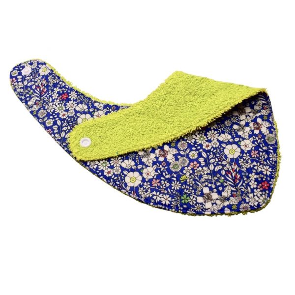 Craquez pour notre bavoir bandana en tissu Liberty, accessoire indispensable pour vos enfants, qui les accompagnera jusqu'à leurs premiers repas