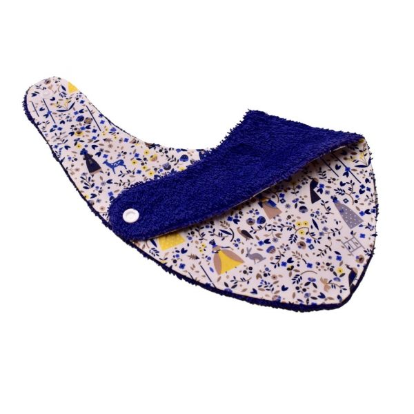 Craquez pour notre bavoir bandana en tissu Liberty, accessoire indispensable pour vos enfants, qui les accompagnera jusqu'à leurs premiers repas