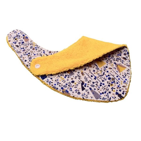 Craquez pour notre bavoir bandana en tissu Liberty, accessoire indispensable pour vos enfants, qui les accompagnera jusqu'à leurs premiers repas