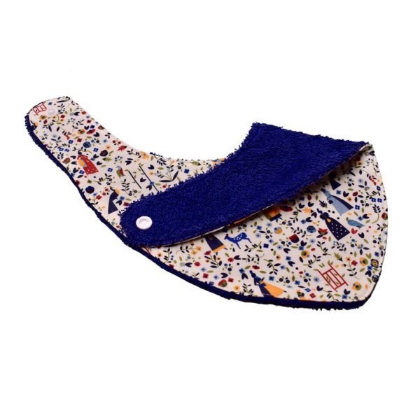 Craquez pour notre bavoir bandana en tissu Liberty, accessoire indispensable pour vos enfants, qui les accompagnera jusqu'à leurs premiers repas