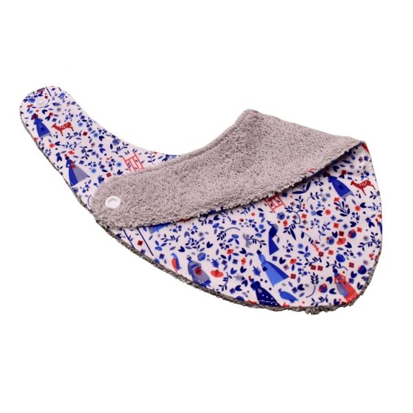 Craquez pour notre bavoir bandana en tissu Liberty, accessoire indispensable pour vos enfants, qui les accompagnera jusqu'à leurs premiers repas