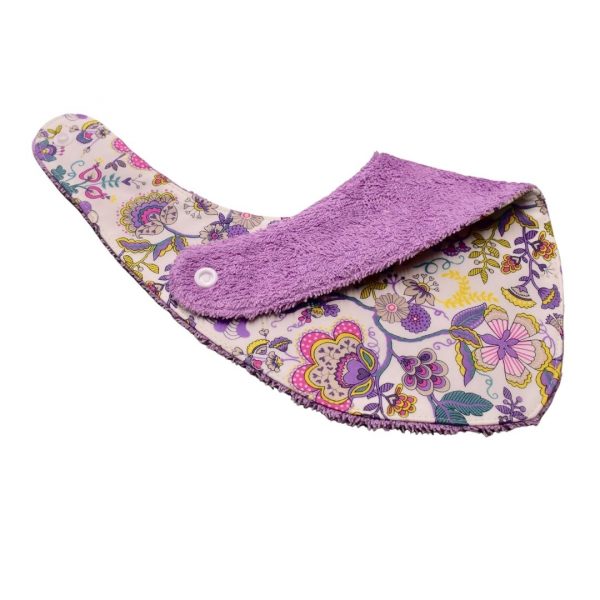 Craquez pour notre bavoir bandana en tissu Liberty, accessoire indispensable pour vos enfants, qui les accompagnera jusqu'à leurs premiers repas