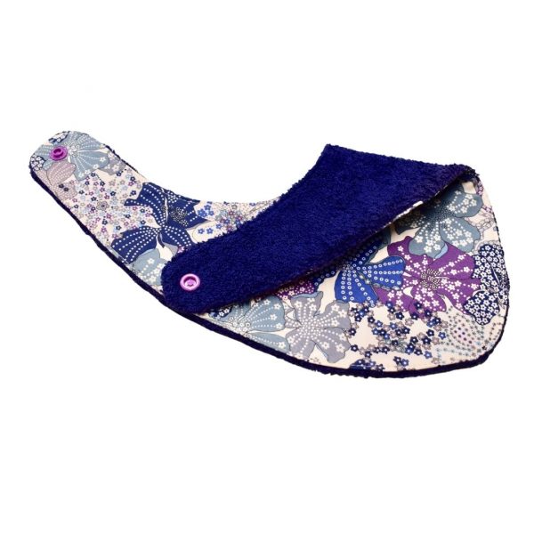 Craquez pour notre bavoir bandana en tissu Liberty, accessoire indispensable pour vos enfants, qui les accompagnera jusqu'à leurs premiers repas