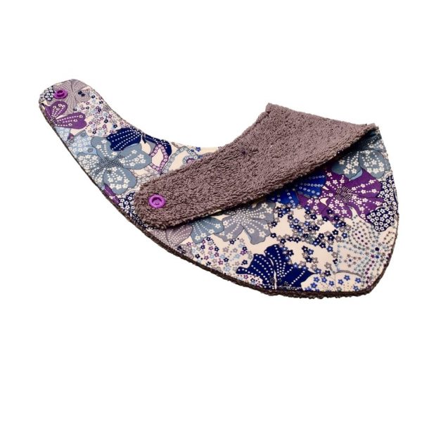 Craquez pour notre bavoir bandana en tissu Liberty, accessoire indispensable pour vos enfants, qui les accompagnera jusqu'à leurs premiers repas