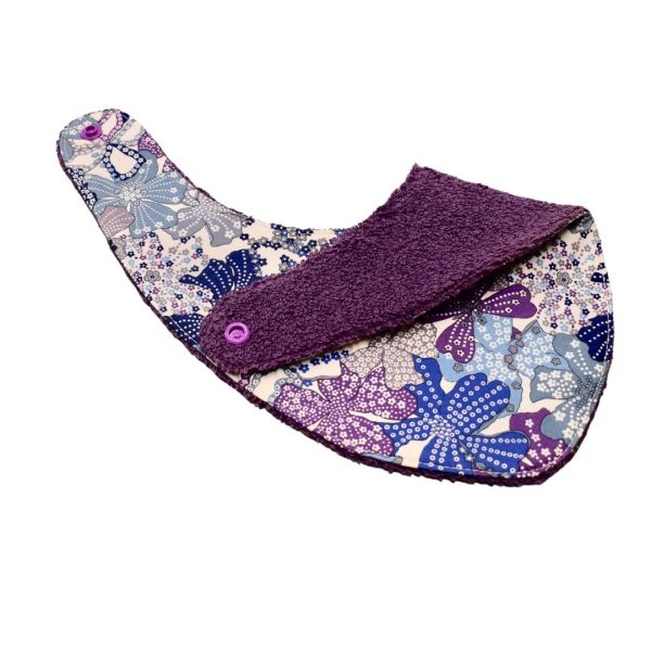 Craquez pour notre bavoir bandana en tissu Liberty, accessoire indispensable pour vos enfants, qui les accompagnera jusqu'à leurs premiers repas