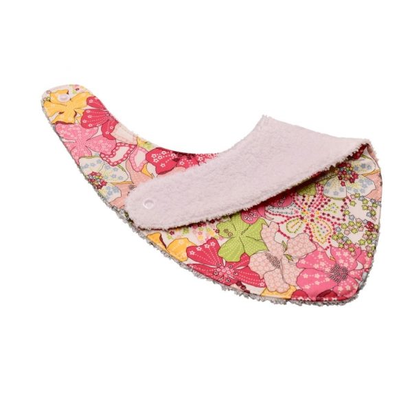 Craquez pour notre bavoir bandana en tissu Liberty, accessoire indispensable pour vos enfants, qui les accompagnera jusqu'à leurs premiers repas