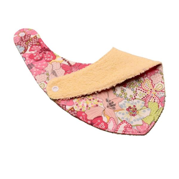 Craquez pour notre bavoir bandana en tissu Liberty, accessoire indispensable pour vos enfants, qui les accompagnera jusqu'à leurs premiers repas