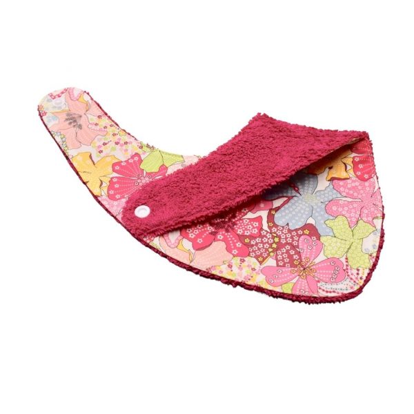 Craquez pour notre bavoir bandana en tissu Liberty, accessoire indispensable pour vos enfants, qui les accompagnera jusqu'à leurs premiers repas