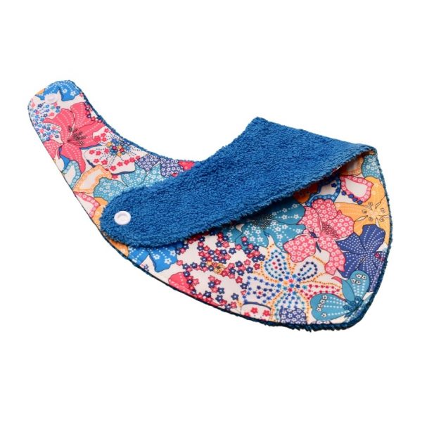 Craquez pour notre bavoir bandana en tissu Liberty, accessoire indispensable pour vos enfants, qui les accompagnera jusqu'à leurs premiers repas