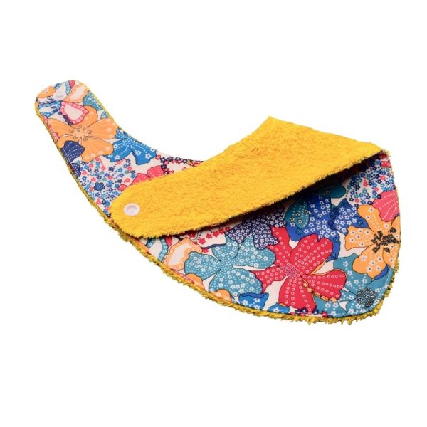 Craquez pour notre bavoir bandana en tissu Liberty, accessoire indispensable pour vos enfants, qui les accompagnera jusqu'à leurs premiers repas