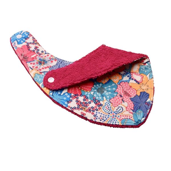 Craquez pour notre bavoir bandana en tissu Liberty, accessoire indispensable pour vos enfants, qui les accompagnera jusqu'à leurs premiers repas