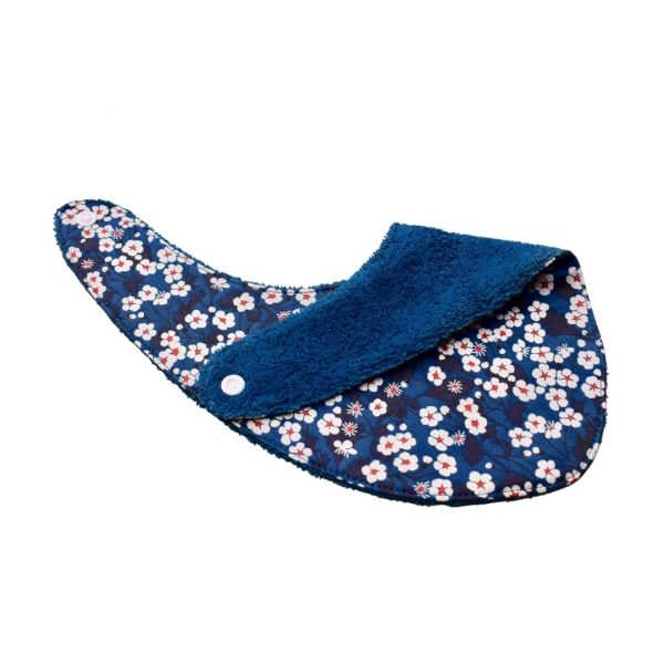 Craquez pour notre bavoir bandana en tissu Liberty, accessoire indispensable pour vos enfants, qui les accompagnera jusqu'à leurs premiers repas