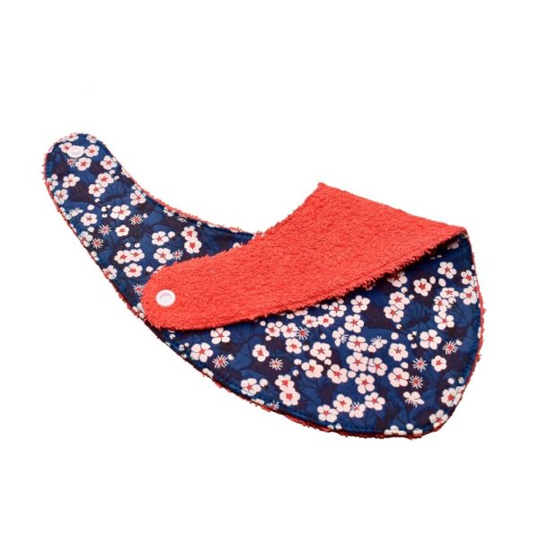Craquez pour notre bavoir bandana en tissu Liberty, accessoire indispensable pour vos enfants, qui les accompagnera jusqu'à leurs premiers repas