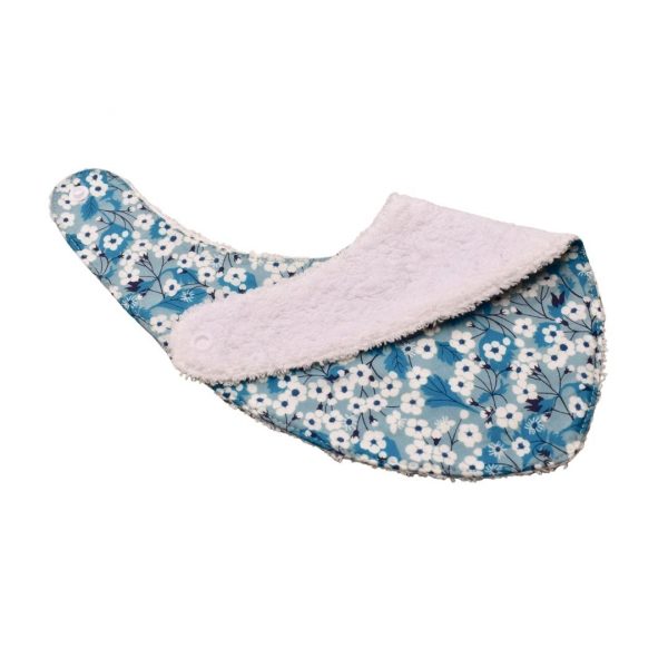 Craquez pour notre bavoir bandana en tissu Liberty, accessoire indispensable pour vos enfants, qui les accompagnera jusqu'à leurs premiers repas