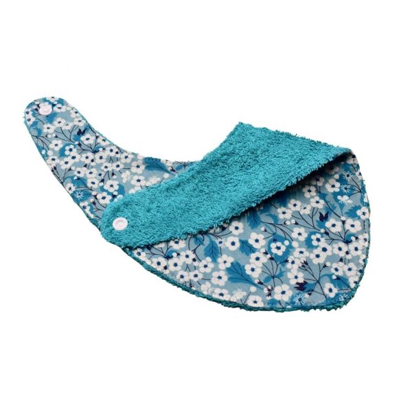 Craquez pour notre bavoir bandana en tissu Liberty, accessoire indispensable pour vos enfants, qui les accompagnera jusqu'à leurs premiers repas