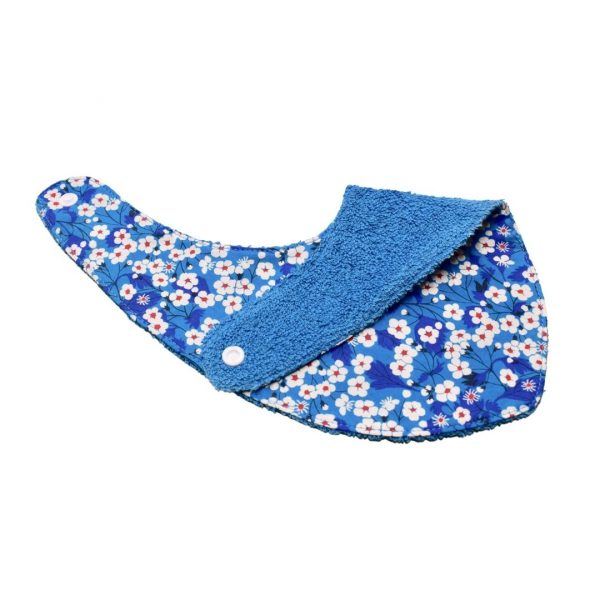 Craquez pour notre bavoir bandana en tissu Liberty, accessoire indispensable pour vos enfants, qui les accompagnera jusqu'à leurs premiers repas