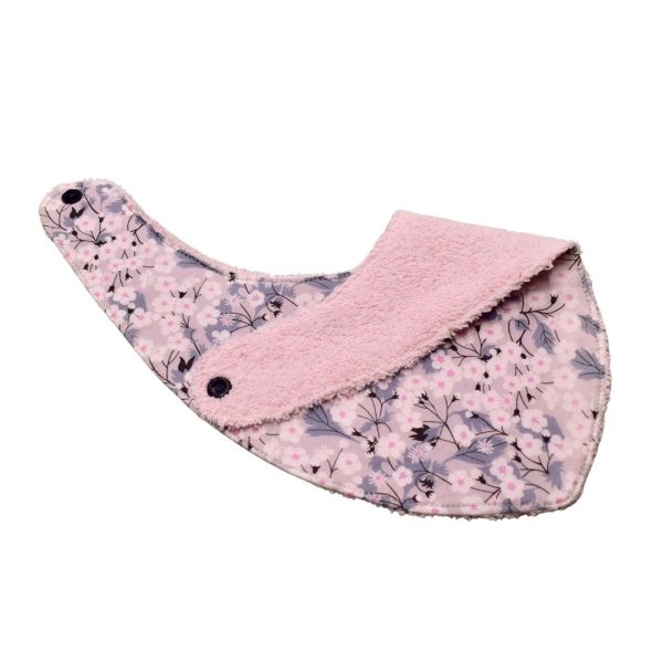 Craquez pour notre bavoir bandana en tissu Liberty, accessoire indispensable pour vos enfants, qui les accompagnera jusqu'à leurs premiers repas