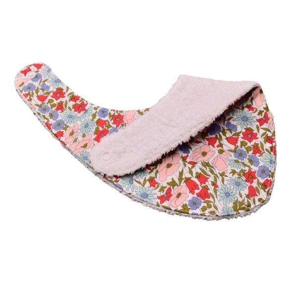 Craquez pour notre bavoir bandana en tissu Liberty, accessoire indispensable pour vos enfants, qui les accompagnera jusqu'à leurs premiers repas