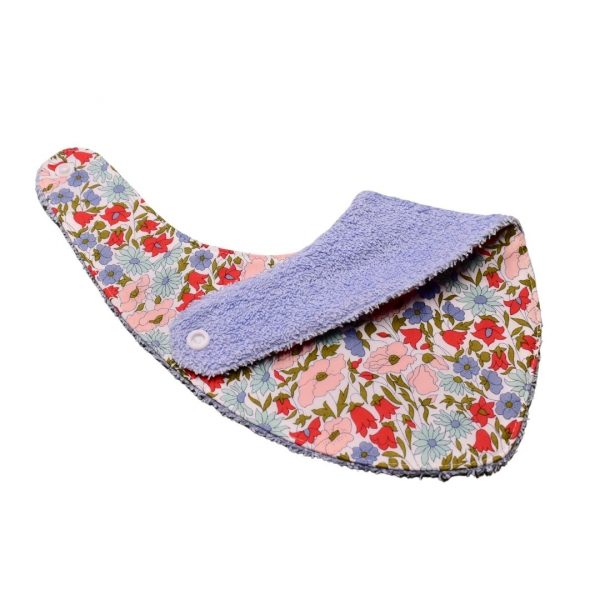 Craquez pour notre bavoir bandana en tissu Liberty, accessoire indispensable pour vos enfants, qui les accompagnera jusqu'à leurs premiers repas