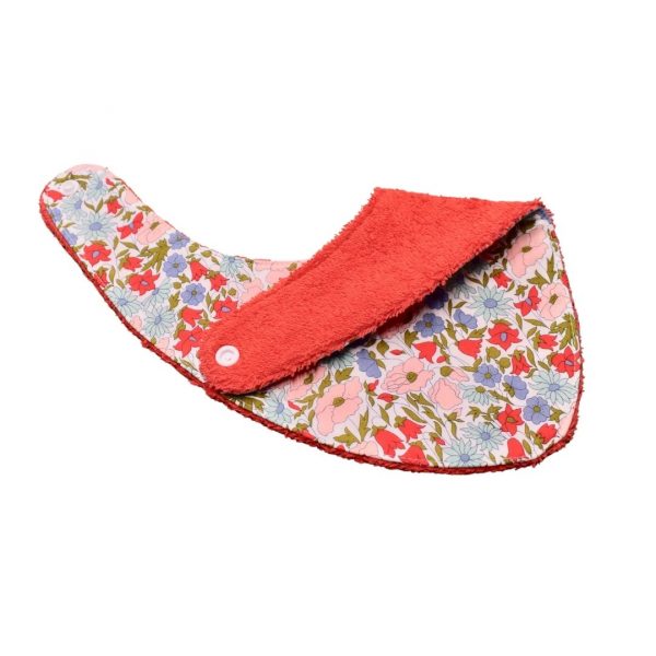 Craquez pour notre bavoir bandana en tissu Liberty, accessoire indispensable pour vos enfants, qui les accompagnera jusqu'à leurs premiers repas
