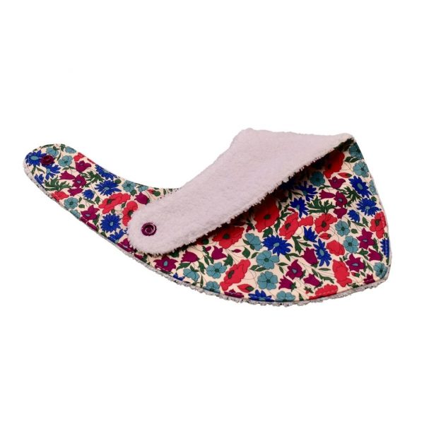 Craquez pour notre bavoir bandana en tissu Liberty, accessoire indispensable pour vos enfants, qui les accompagnera jusqu'à leurs premiers repas