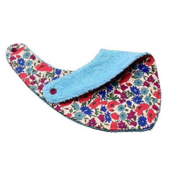 Craquez pour notre bavoir bandana en tissu Liberty, accessoire indispensable pour vos enfants, qui les accompagnera jusqu'à leurs premiers repas