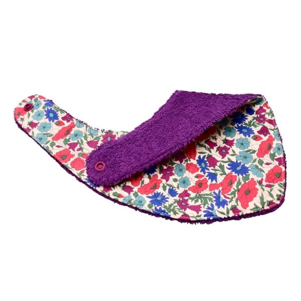 Craquez pour notre bavoir bandana en tissu Liberty, accessoire indispensable pour vos enfants, qui les accompagnera jusqu'à leurs premiers repas