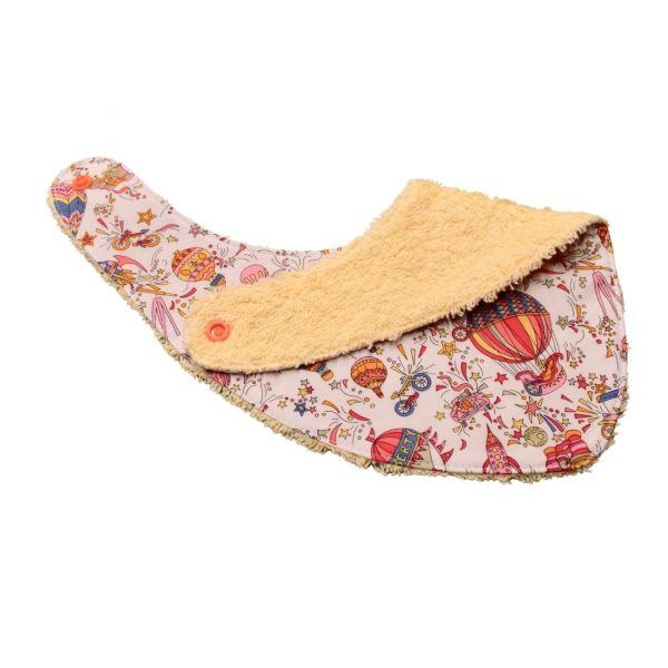 Craquez pour notre bavoir bandana en tissu Liberty, accessoire indispensable pour vos enfants, qui les accompagnera jusqu'à leurs premiers repas